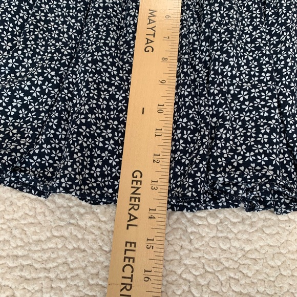 Brandy Melville Navy Floral Skirt - Picture 6 of 6